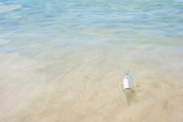 Bottle with message floating on the sea — Stock Photo, Image