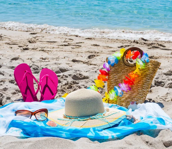 Sombrero y otros objetos de verano en la arena — Foto de Stock