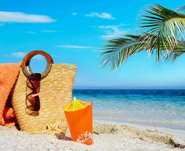 Stråväska och cocktail på stranden — Stockfoto