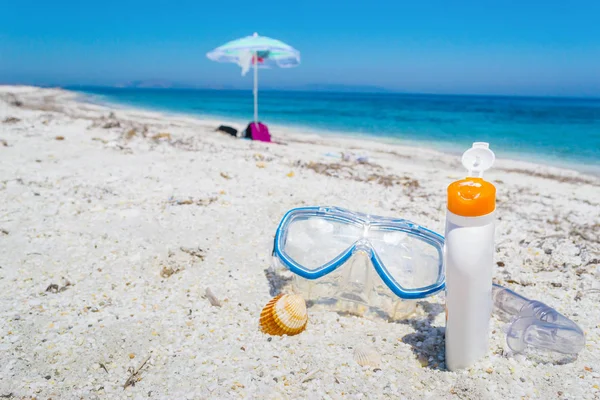 Solkräm och dykning mask på sanden — Stockfoto