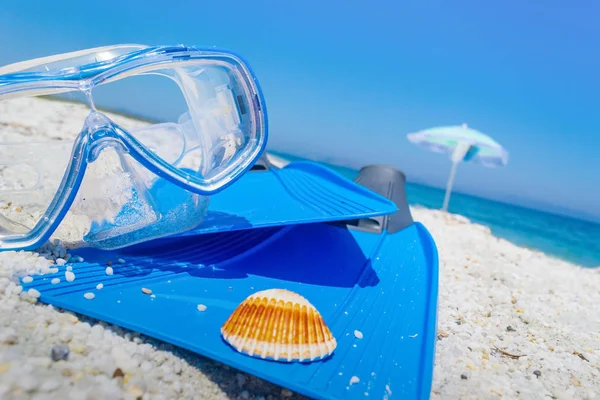 Diving mask and flippers on the sand — Stock Photo, Image