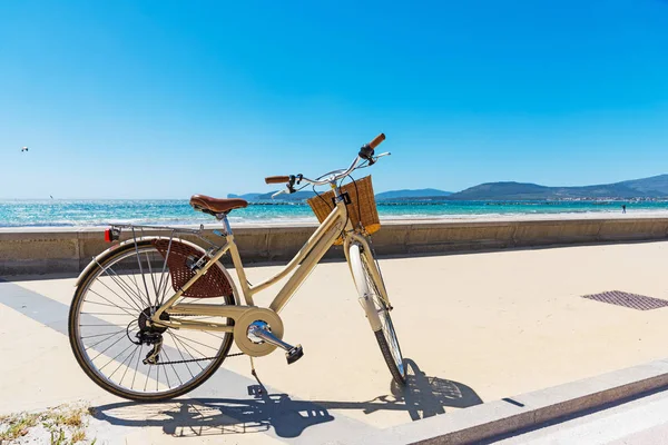 Vintage bicycle by Alghero shore — Stock Photo, Image