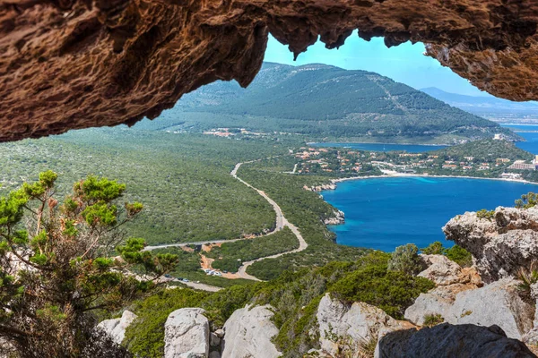 Capo Caccia pobřeží z jeskyně — Stock fotografie