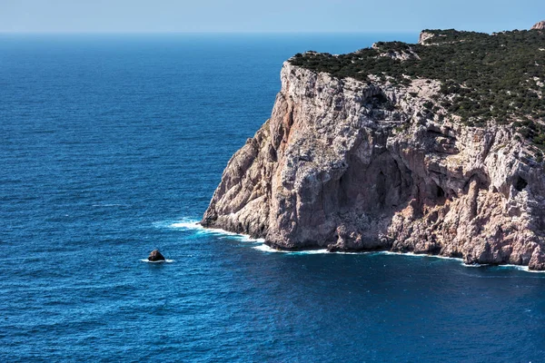 Cliff Capo Caccia kıyı şeridi içinde
