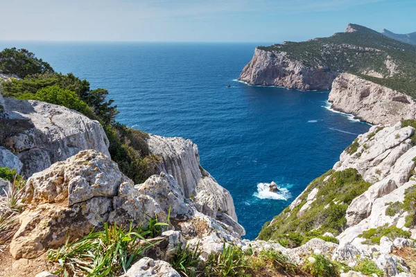 Capo Caccia kıyı şeridi kayalarda