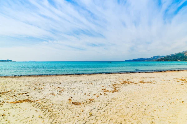 beyaz kum ve bulutlu gökyüzü