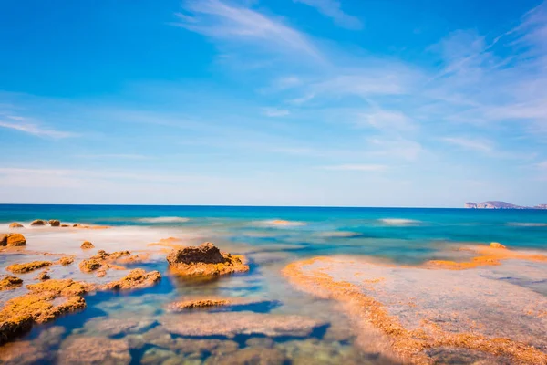 Rochers orange et mer bleue sur la côte d'Alghero — Photo