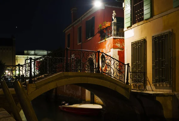 Small bridge in Venice at night — Stock Photo, Image