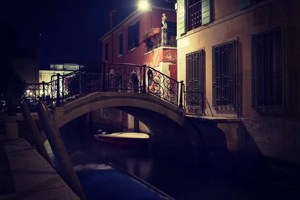 Kleine Brücke in Venedig bei Nacht — Stockfoto