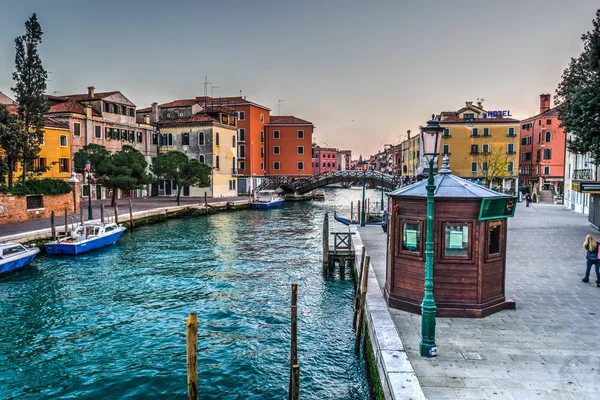 Небольшой канал в Венеции — стоковое фото