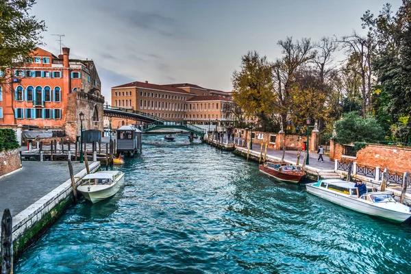 Bir bulutlu gün batımında Venedik