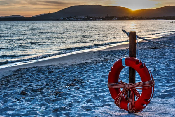 Leven boei door de zee bij zonsondergang — Stockfoto