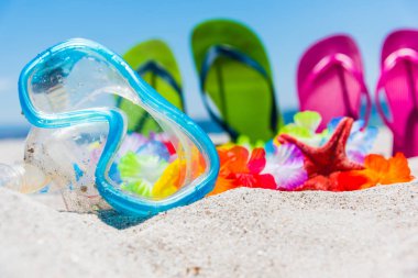 Sahilde maskesi ve flip flop