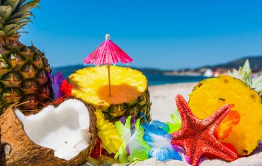 Ananas ve hindistancevizi yarısı sahilde
