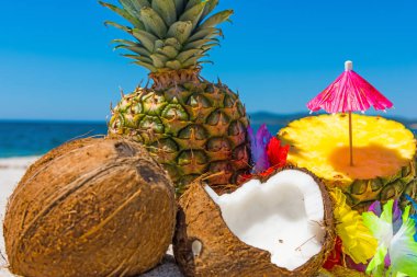 Hindistan cevizi ve ananas sahilde