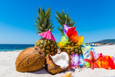Ananas ve hindistancevizi kum üzerinde