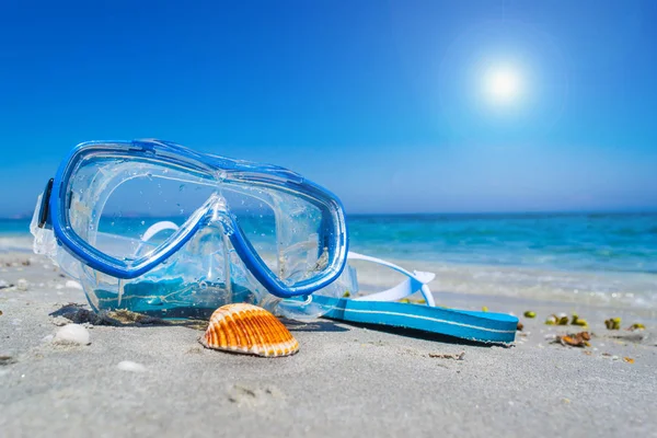 Masker en shell op het zand — Stockfoto