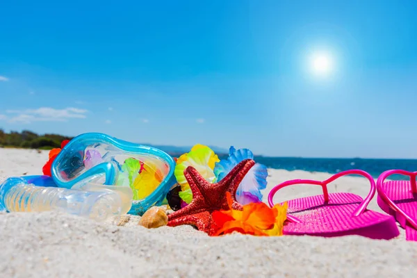 Máscara de buceo y snorkel en la playa — Foto de Stock