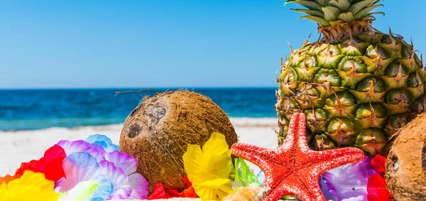 Frutas de verano en una playa tropical — Foto de Stock