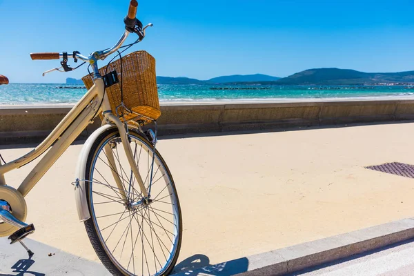 Cykel parkerad vid havet i Sardinien — Stockfoto