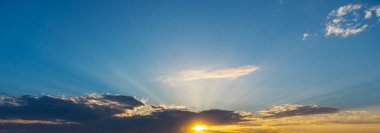 Bulutlar ve sarı güneş batımında