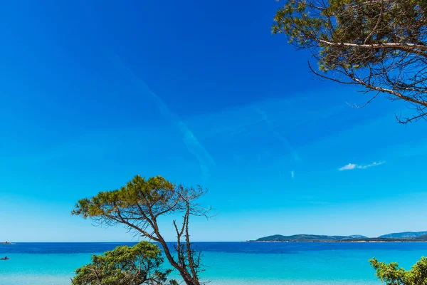 Céu azul sobre a praia de Maria Pia — Fotografia de Stock