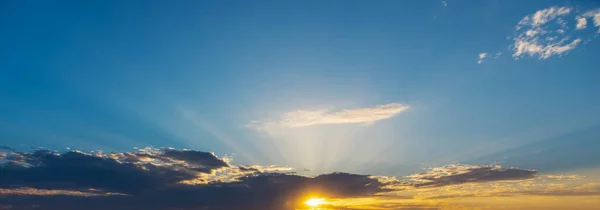 Nuvens e sol amarelo ao pôr do sol — Fotografia de Stock