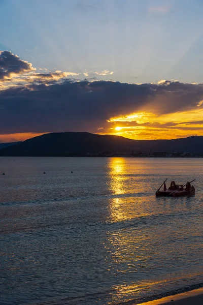 Alghero shore adlı günbatımı üzerinde kara bulutlar — Stok fotoğraf