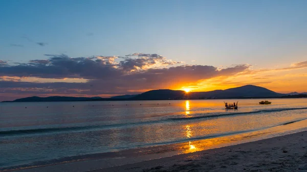 Ciel coloré au coucher du soleil à Alghero shore — Photo