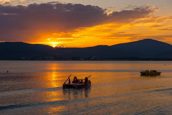 Gün batımında suda yaşam tekne — Stok fotoğraf