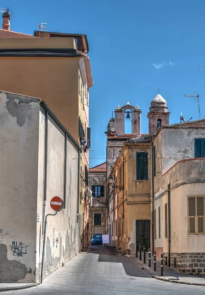 Vieille ville d'Alghero par une journée ensoleillée — Photo