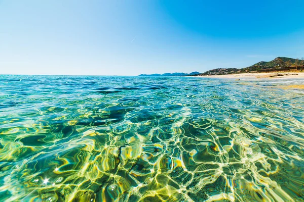 Costa Rei turkuaz su