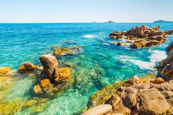 Água azul-turquesa e rochas na costa de Santa Maria Navarra — Fotografia de Stock