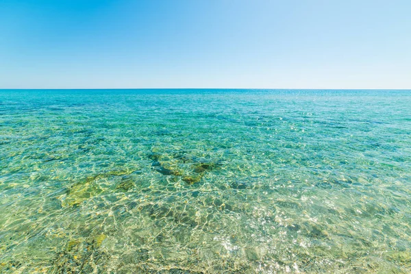 Agua turquesa y cielo despejado en Costa Rei — Foto de Stock