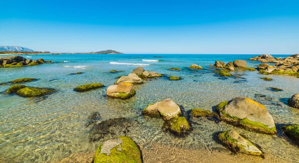 Kayalar ve temiz su Orri Beach