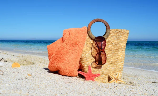 Bolsa e óculos de sol na praia — Fotografia de Stock