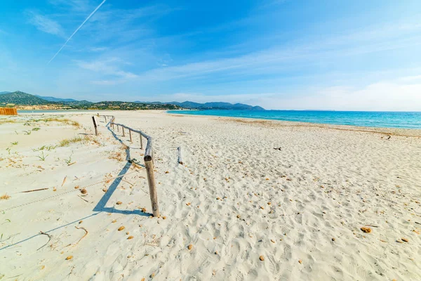 Bílý písek v Porto Giunco beach, Villasimius — Stock fotografie