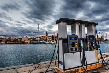 Benzin istasyonu Alghero liman deniz