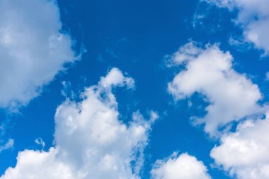 Baharda beyaz bulutlar ve mavi gökyüzü