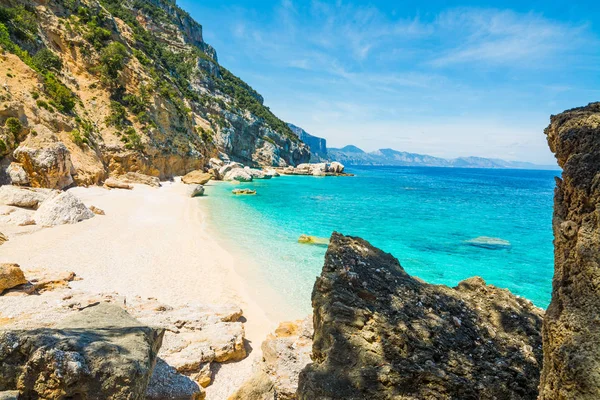 Rocas y arena en Cala Mariolu —  Fotos de Stock