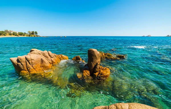 Gelbe Felsen und türkisfarbenes Wasser in Santa Maria Navarrese — Stockfoto