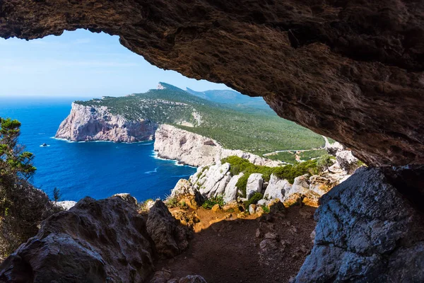 Capo Caccia pobřeží z Vasi Rotti jeskyně — Stock fotografie