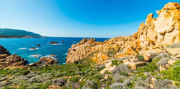 Gelbe Felsen im costa paradiso — Stockfoto