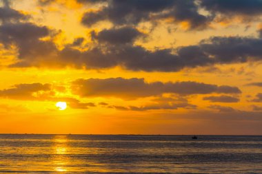 Alacakaranlıkta deniz üzerinde dramatik gökyüzü