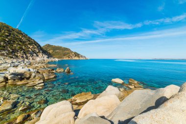 Punta Molentis kayalık kıyılarında