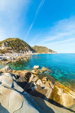 Punta Molentis güneşli bir kayalık sahil