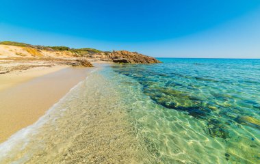Kristal berraklığında su Santa Giusta Beach