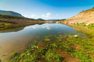 Bulutlar refleted Temo Gölü su