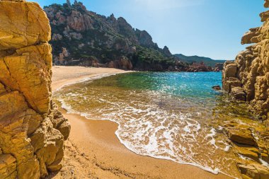 Bahar güneşli bir günde kumsalda li Cossi