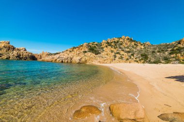 Costa Paradiso içinde kum ve kaya